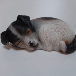 Beeldje slapende Jack Russel pup 20 cm breed