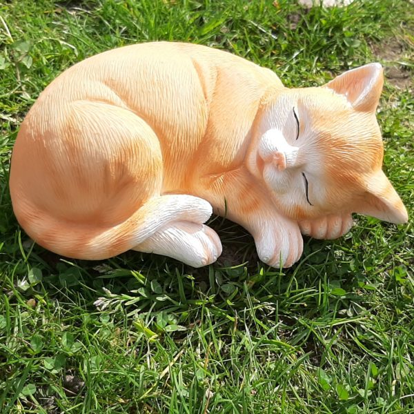 Kat slapend, beeldje in rood-oranje uitvoering, 20 cm. 