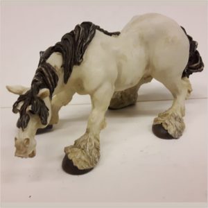 Stenen Beeld - Grazend Wit Paard
