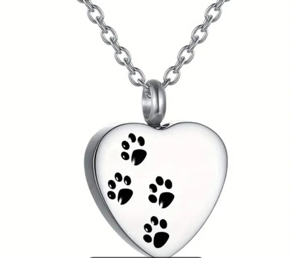 ashanger hart met dierenpootjes