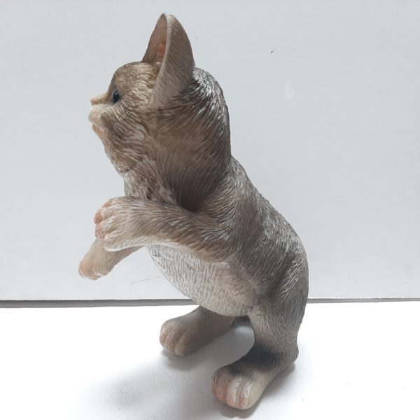 beeldje spelende kat grijs en wit 21cm hoog