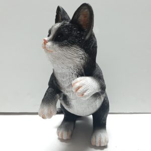beeldje spelende kat zwart en wit 21cm hoog