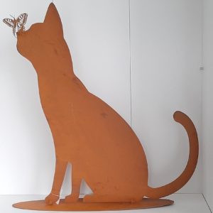 Industriële metalen kat met vlinder 49 cm hoog