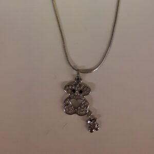 toenga zilverkleurige ketting met beertje hanger – ingelegd met strass – nu in de sale!
