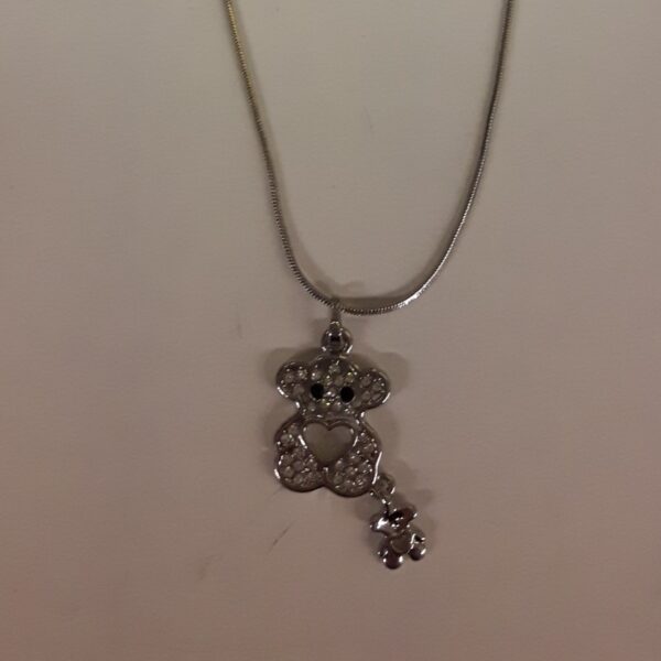 toenga zilverkleurige ketting met beertje hanger – ingelegd met strass – nu in de sale!